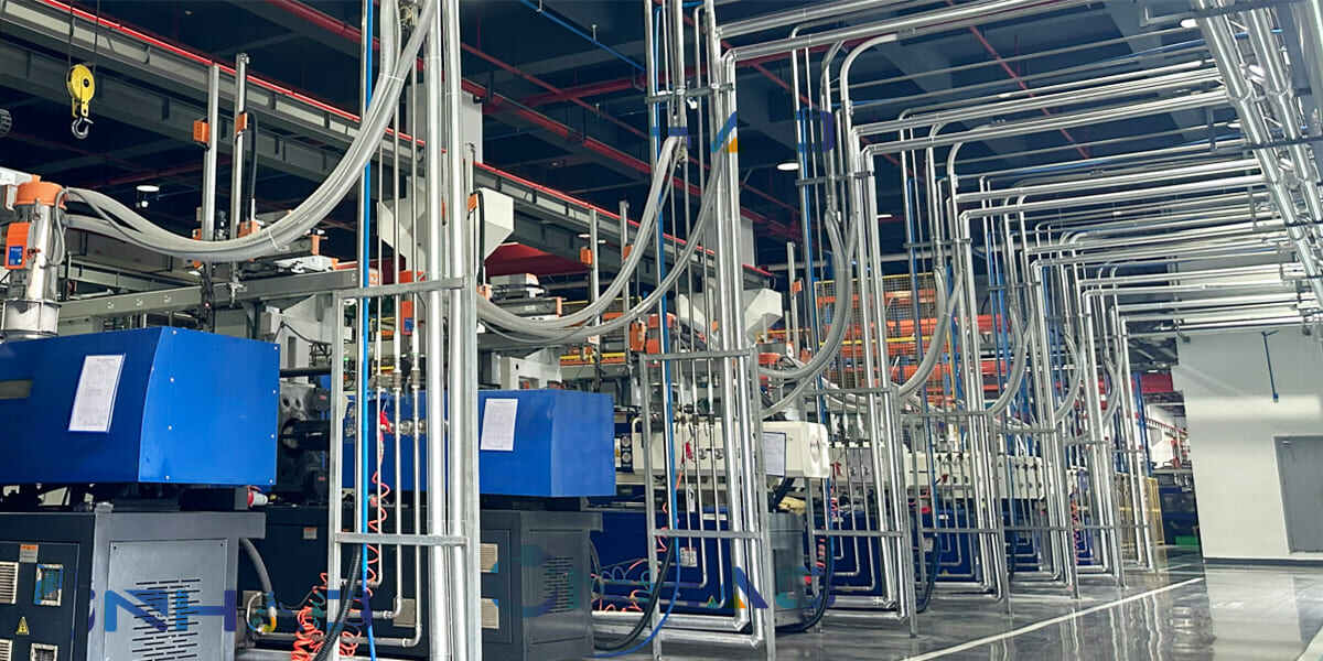 Central feeding system pipeline installation in injection molding workshop
